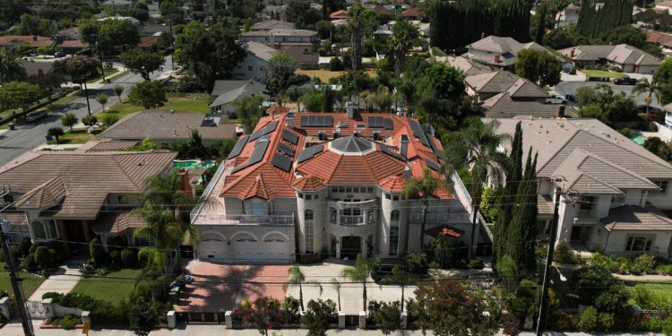 Dva surogata govore o kalifornijskom bračnom par pod istragom