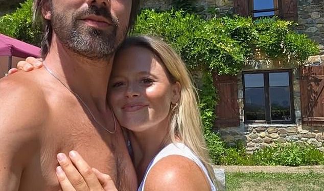 Emily Atack je zaručena! Glumica otkriva da je dečko Alistair Garner postavio pitanje dok je debitirao zasljepljujući dijamantski prsten u Loved Up Snap – godinu dana nakon što je dočekao sin Barney