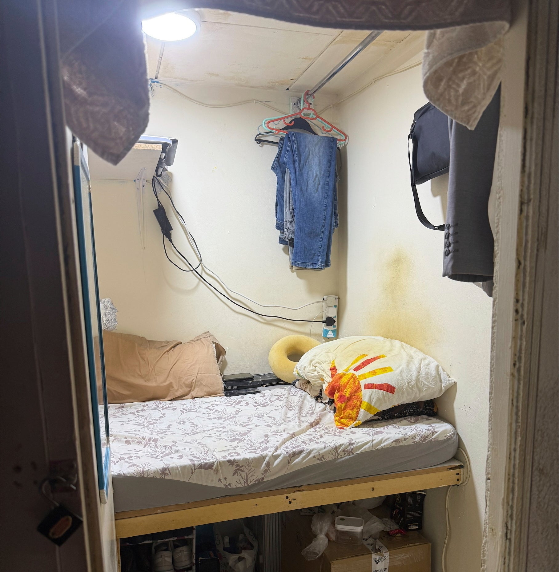 Modificirani ormar u kojem migrantski radnik živi u Dubaiju, Ujedinjeni Arapski Emirati, viđen je u utorak, 8. srpnja 2025. (AP Photo/Gabe Levin)