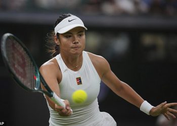 Emma Raducanu je izvan Wimbledona dok gubi u ravnim setovima na 1 sjeme Aryna Sabalenka unatoč Valiant Battle