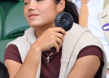 Emma Raducanu pokazuje Leonardo DiCaprio kako je to učinjeno! Britanska zvijezda ostaje cool na Sweltering Center Court-u-ali promašene glasine za ljubavne interese Carlosa Alcaraza