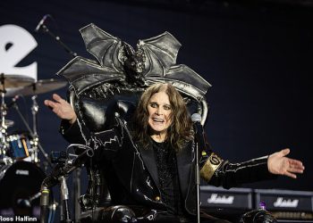 Emotional Ozzy Osbourne oprostio se od obožavatelja na njegovom ‘Final Encore’ samo nekoliko tjedana prije njegove smrti, dok je nastupio na tisuće na posljednjem crnom subotnjoj svirki gdje su ga podržale rock legende i svjedočio zaruku njegove kćeri Kelly