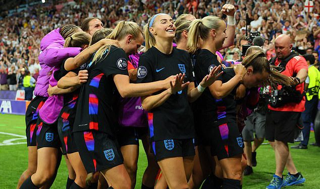 Engleska 2-1 Italija AET: Lionesses proizvode zadivljujući povratak za rezerviranje mjesta u finalu Europskog prvenstva zahvaljujući dramatičnoj Chloe Kelly Strike