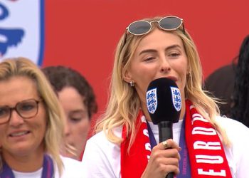 Engleska heroj Chloe Kelly zaklinje se na televiziji opet tijekom proslave parade Lionessesa, prisiljavajući izvinjenje od emitera