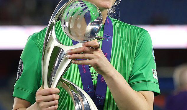 Engleska heroj Hannah Hampton otkriva skrivenu obiteljsku srčanu srčanom srcu uoči Euro 2025 dok ona opisuje emocionalnu poruku
