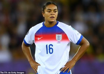 Engleska zvijezda Jess Carter ciljana rasističkim zlostavljanjem tijekom eura – dok Lionesses najavljuju da više neće uzimati koljeno prije početka