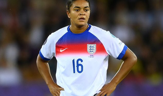 Engleska zvijezda Jess Carter ciljana rasističkim zlostavljanjem tijekom eura – dok Lionesses najavljuju da više neće uzimati koljeno prije početka
