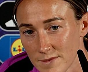 Engleski navijači ostali su ogorčeni nakon što reporter postavlja Lionsu “uvredljivo” pitanje koje nikada ne bi “postavili muškog nogometaša”