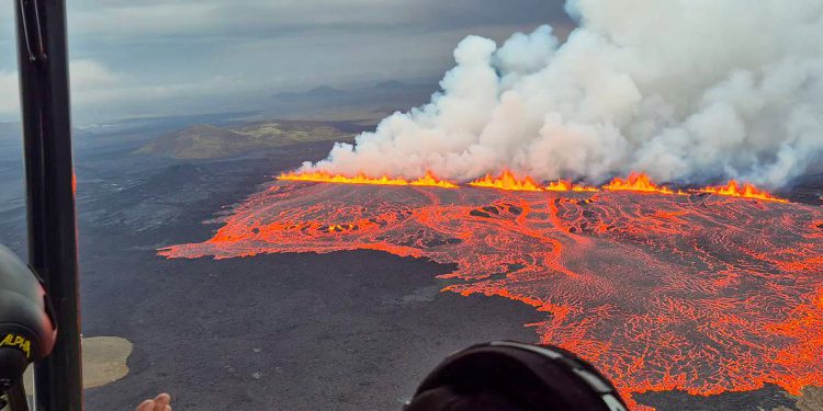 Erupcija vulkana Islanda uživo: Ogromni vatreni zid širi se na sjeveru dok se plinski oblak kreće prema aerodromu