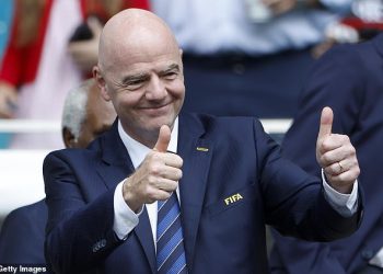 FIFA uruči više besplatnih ulaznica za utakmice klupskog Svjetskog kupa dok se na turniru ispunjava stadion praznih izgleda kako bi ispunio stadion praznog izgleda na turniru