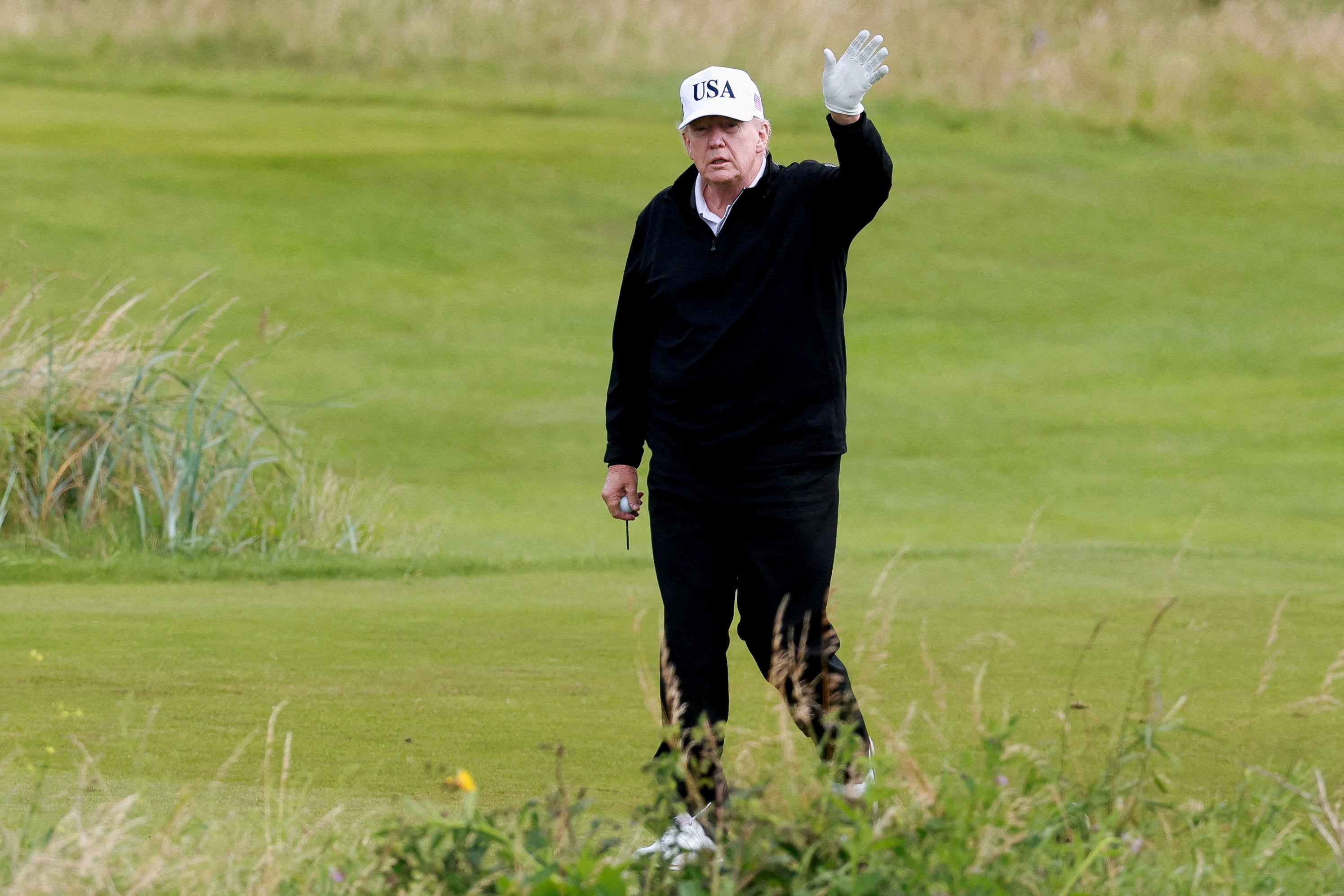 U kasnonoćnoj rantu dok je obilazio golf terene u Škotskoj, Trump je zaprijetio da će procesuirati svog suparnika Kamala Harris, kao i Beyonce i Oprah, za ono što tvrdi da su
