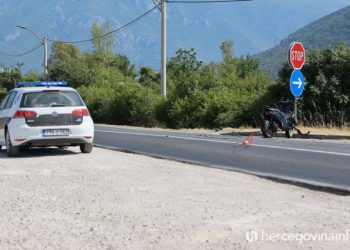 FOTO Dvostruka prometna nezgoda kod Mostara, na mjestu sudara BMW-a i motocikla sudarili se terenac i Passat