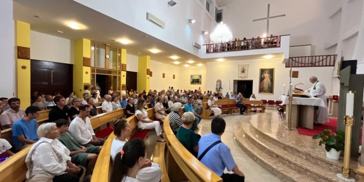 FOTO I VIDEO Brojni su stigli na misu na splitskom Mertojaku. Molilo se za jedinstvo naroda u povodu Thompsonova koncerta