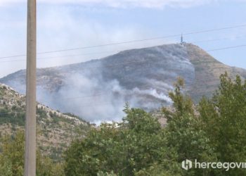 FOTO Kuće spašene, ali požar iznad Trebinja i dalje aktivan: Helikopter MUP-a RS izbacio 50 tisuća litara vode