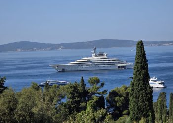 FOTO Pogledajte jahtu od 146 metara koja se usidrila ispod Meja, u vlasništvu je arapskog šeika