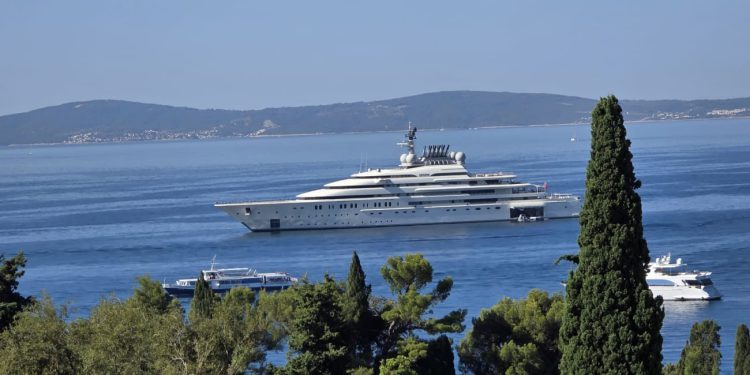 FOTO Pogledajte jahtu od 146 metara koja se usidrila ispod Meja, u vlasništvu je arapskog šeika