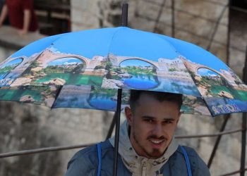 FOTO Turisti unatoč kiši uživali u šetnji Mostarom