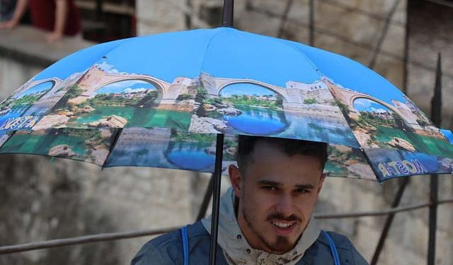 FOTO Turisti unatoč kiši uživali u šetnji Mostarom