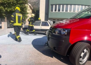 FOTO U mostarskom naselju Rodoč gorio Renault