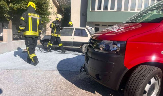 FOTO U mostarskom naselju Rodoč gorio Renault