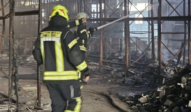 FOTO Vatrogasci objavili slike požara koji je jučer izbio u krugu firme Interkomerc