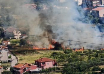 FOTO/VIDEO Požar u Srinjinama lokaliziran. 21 vatrogasac se borio s vatrenom stihijom