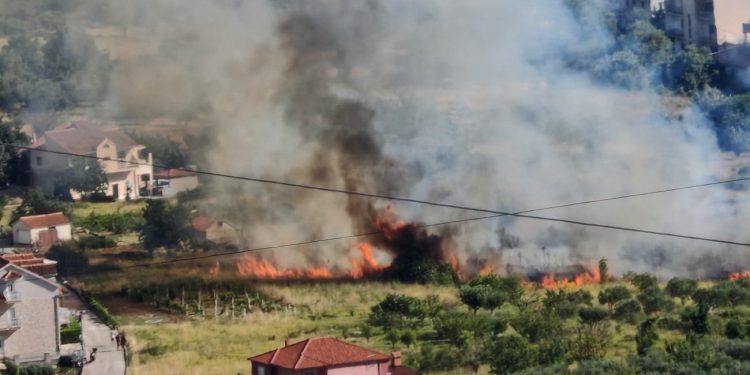 FOTO/VIDEO Požar u Srinjinama lokaliziran. 21 vatrogasac se borio s vatrenom stihijom