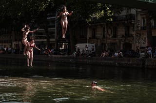 Mladi se u utorak zarobe u kanal Saint-Martin s nogometnih mosta u Parizu