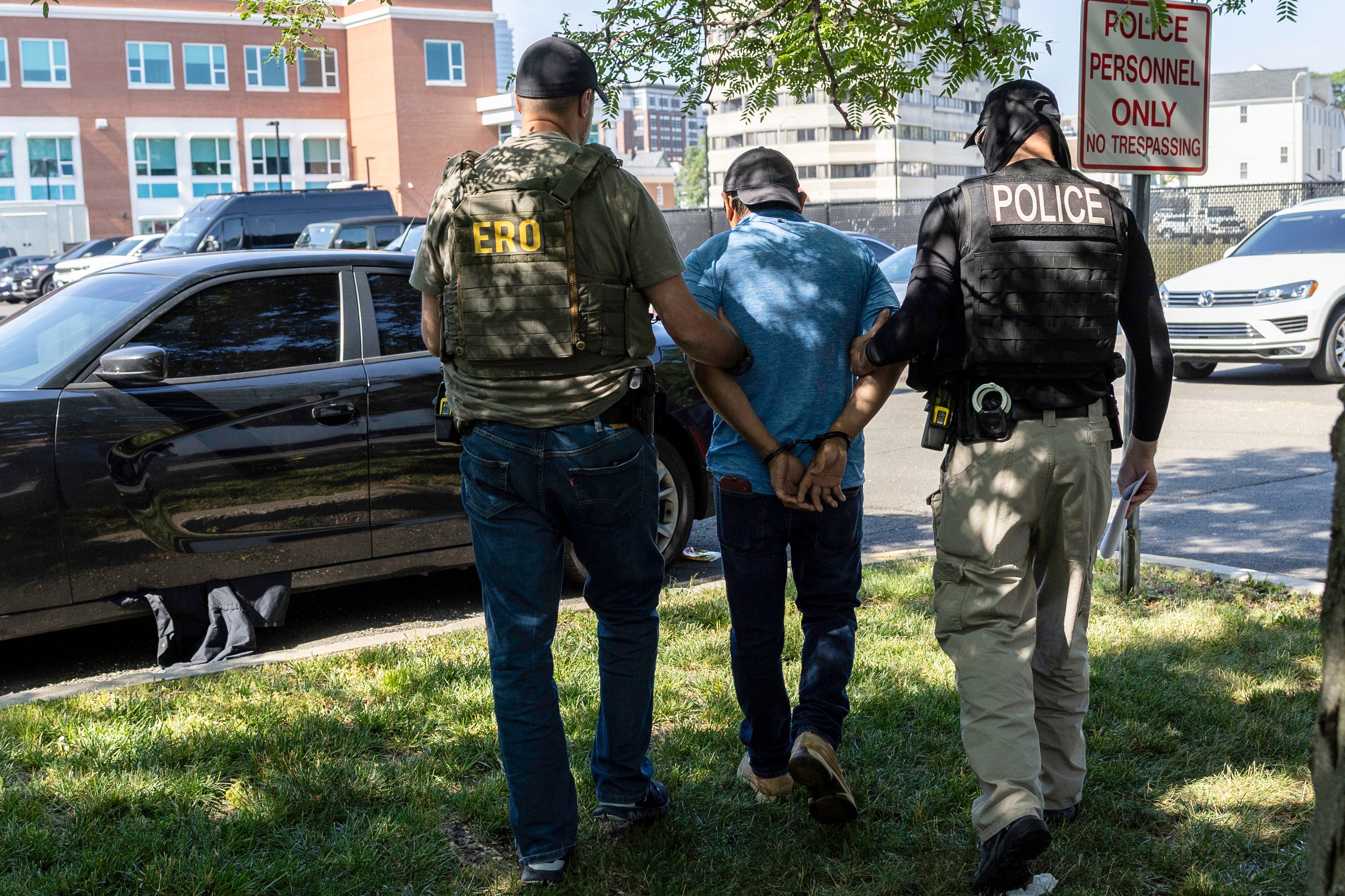 Suci imigracijskog suda upućeni su da daju vladine prijedloge za odbacivanje slučajeva imigranata koji traže azil i drugo olakšanje, čineći ih ranjivim na njihovo neposredno uhićenje i pritvor