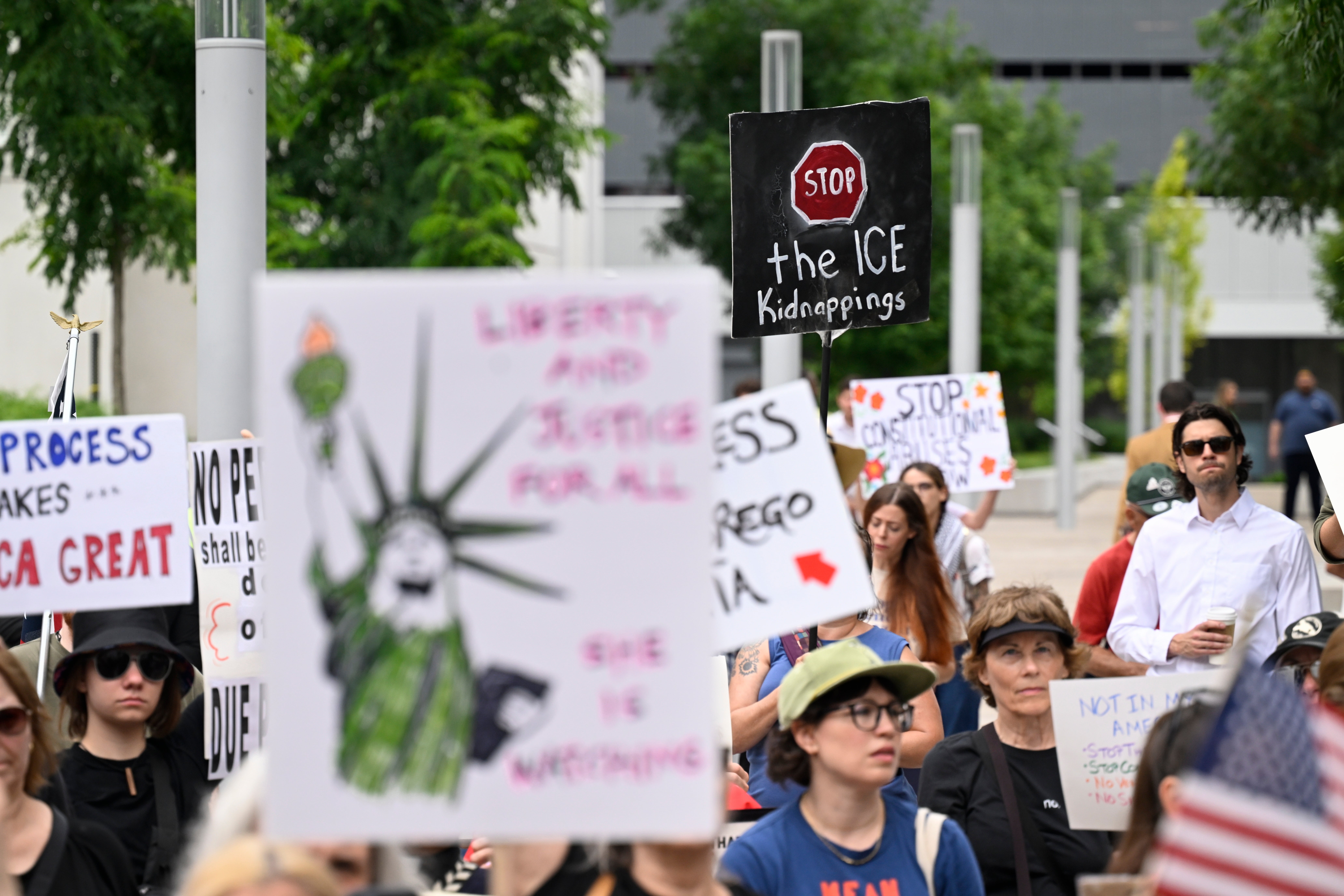 29-godišnji otac Salvadoran naglo se vratio u Sjedinjene Države kako bi se suočio s optužbama za krijumčarenje krijumčarenja nakon tjedne pravne bitke. Izjasnio se da nije kriv