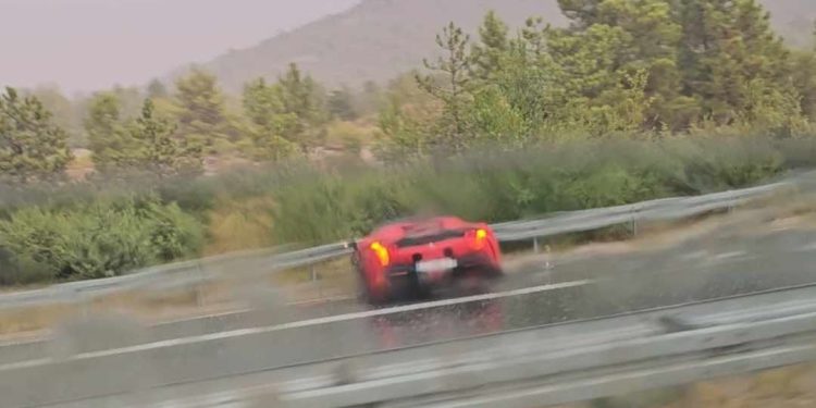 Ferariju vrijednom više od pola milijuna eura zasmetala kiša, pa se zabio u ogradu na A1 kod Šibenika