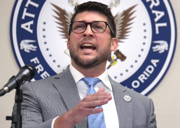 Florida Ag Uthmeier pozdravlja ljude da izvještavaju je li njihov bivši u nama ilegalno