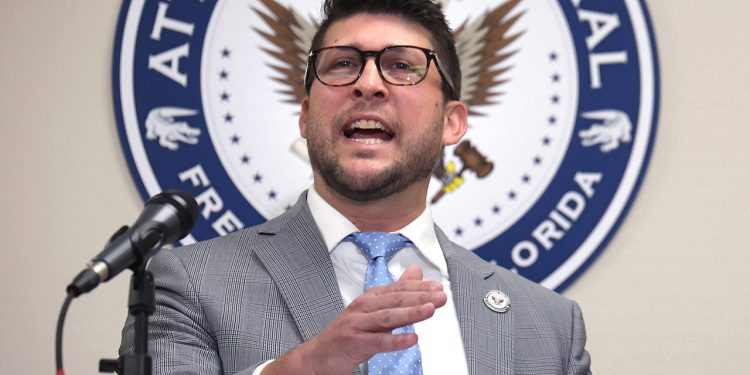 Florida Ag Uthmeier pozdravlja ljude da izvještavaju je li njihov bivši u nama ilegalno