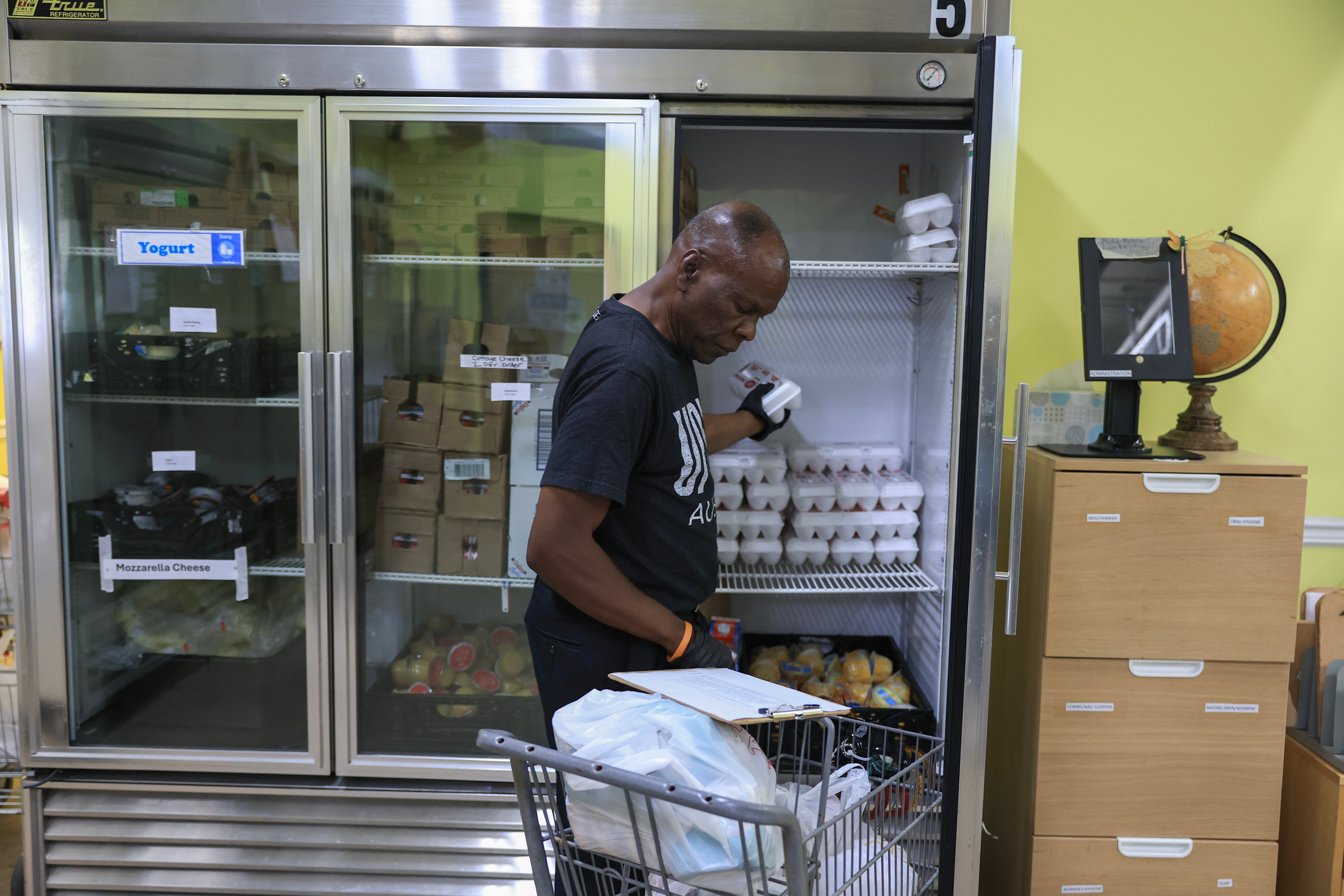 Banke hrane poput Suverello Food Pantry na Floridi strahuju da oni možda nemaju resurse kako bi zadovoljili očekivano povećanje potražnje ljudi čiji su prednosti SNAP -a smanjene ili eliminirane