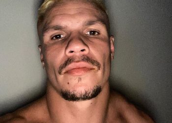 Footy zvijezda James Roberts saznaje svoju sudbinu nakon što su ga policajci optužili da posjeduje drogu i ukradenog novca