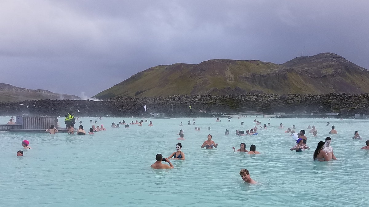 Ljudi u plavoj laguni geotermalni toplica
