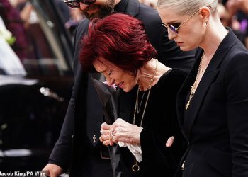 Frail Sharon Osborne se raspada u suzama i podržava ga obitelj u Ozzyjevoj pogrebnoj povorci