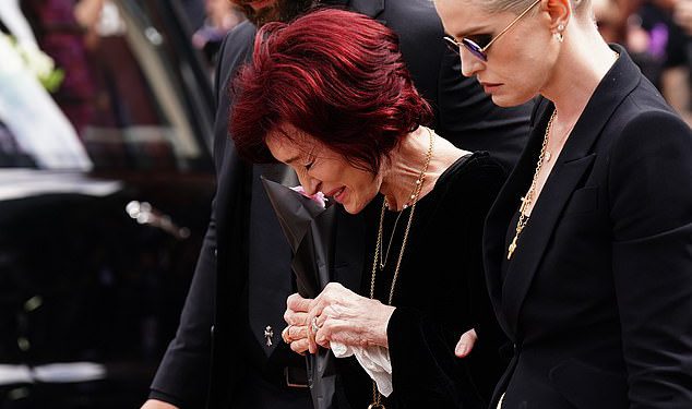 Frail Sharon Osborne se raspada u suzama i podržava ga obitelj u Ozzyjevoj pogrebnoj povorci