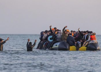 Francuska policija ulazi u more s noževima kako bi se borila protiv ilegalne migracije – RT World News