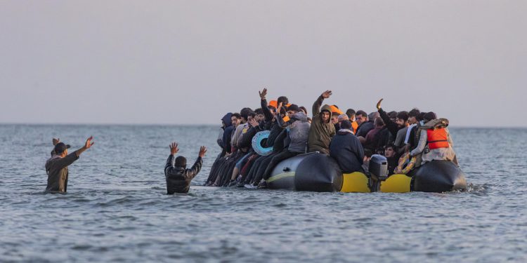 Francuska policija ulazi u more s noževima kako bi se borila protiv ilegalne migracije – RT World News