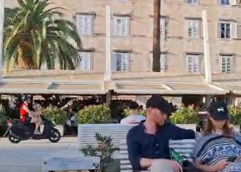 GDJE IM JE PAMET? Mrtvo-ladno se provozali motorom po Rivi