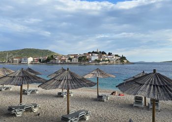 GDJE SU TI GOSTI? Ovo je plaža za vikend i u špici sezone u Primoštenu! Petrina: “To je jer je bilo jugo”