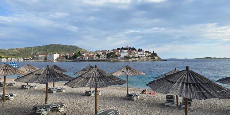 GDJE SU TI GOSTI? Ovo je plaža za vikend i u špici sezone u Primoštenu! Petrina: “To je jer je bilo jugo”