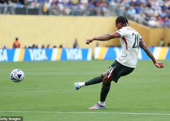 Gareth Bale pozdravlja Joao Pedro nakon nove zvijezde Chelseaja od 60 milijuna funti postigao je zadivljujući gol samo 18 minuta u Dream Blues debitu protiv bivše strane na klupskom Svjetskom kupu