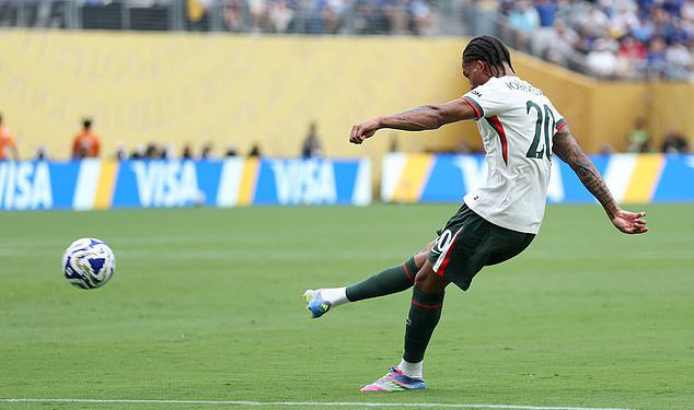 Gareth Bale pozdravlja Joao Pedro nakon nove zvijezde Chelseaja od 60 milijuna funti postigao je zadivljujući gol samo 18 minuta u Dream Blues debitu protiv bivše strane na klupskom Svjetskom kupu