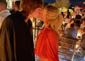 Gene Gallagher čini novu djevojku Nevey Maya, časni gost na turneji oca Liama Oasis Oasis