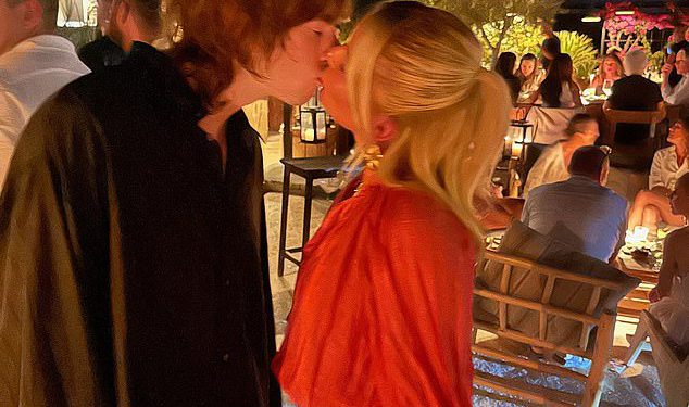 Gene Gallagher čini novu djevojku Nevey Maya, časni gost na turneji oca Liama Oasis Oasis