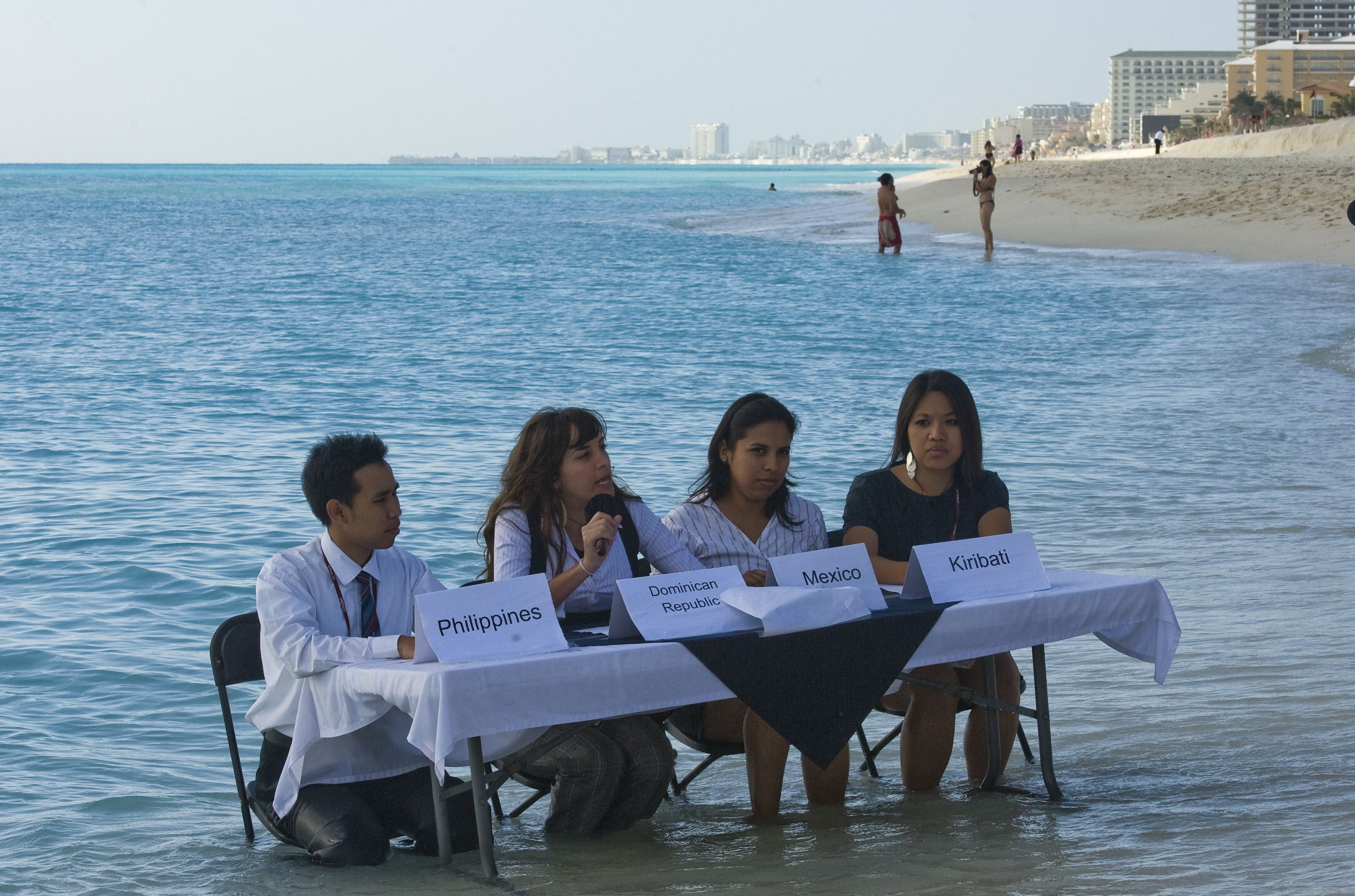 Delegacije koje predstavljaju Filipine, Australska i Dominikanska Republika dijele pregovarački stol u vezi s otocima u opasnosti od nestajanja zbog rastućih razina oceana uzrokovanih globalnim zagrijavanjem, u okviru konferencije o klimatskim promjenama Ujedinjenih naroda COP16 9. prosinca 2010. godine