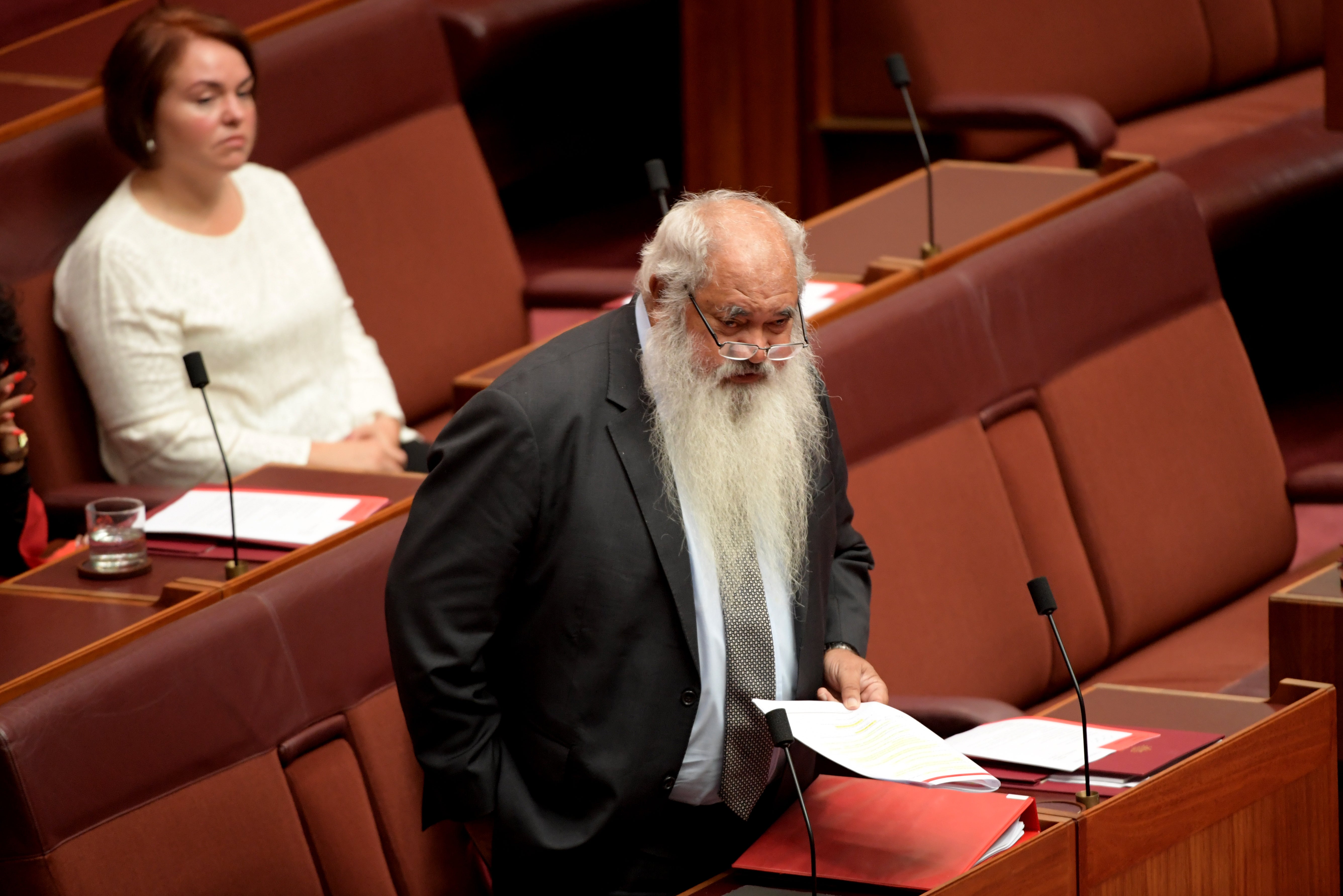 CANBERRA, Australija - 03. Travnja: Senator Patrick Dodson govori u Senatu u Parlamentarnoj kući 03. travnja 2019. u Canberri u Australiji. Senator Anning suočen je s cenzurskim prijedlogom zbog njegovih komentara nakon terorističkog napada Christchurcha 15. ožujka, u kojem je za pucnjavu okrivio muslimansko stanovništvo na Novom Zelandu. (Foto Potradey u blizini Mymy/Getty Images)