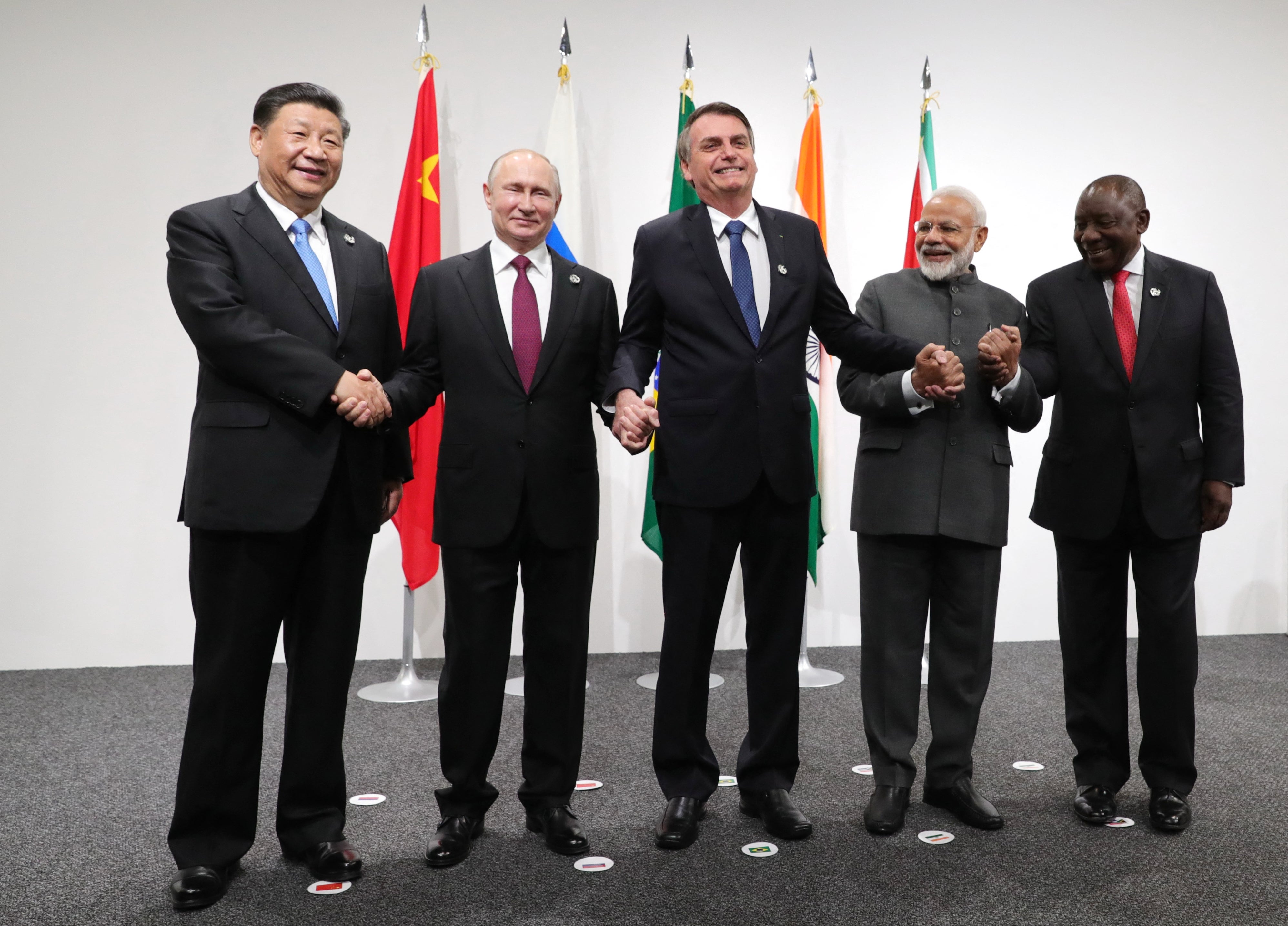 Datoteka: Kineski predsjednik Xi Jinping, ruski predsjednik Vladimir Putin, bivši brazilski predsjednik Jair Bolsonaro, indijski premijer Narendra Modi i Južnoafrički predsjednik Cyril Ramaphosa rukuju se dok oni predstavljaju tijekom sastanka na sastanku na sastanku na sastanku G20 2019